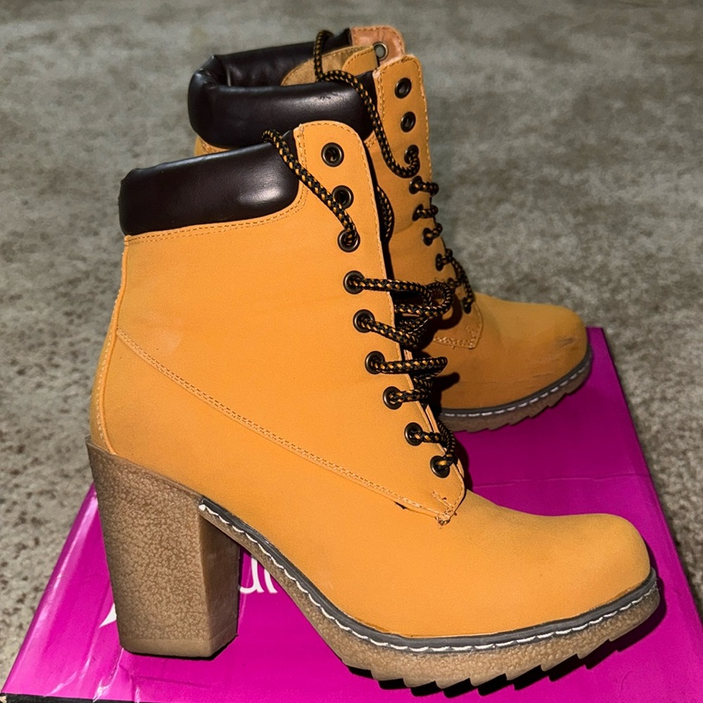 Combat boots with heel